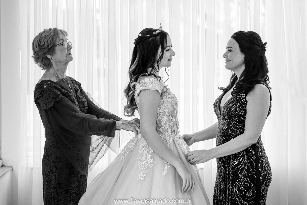 linda foto da mãe e avó arrumando a debutante