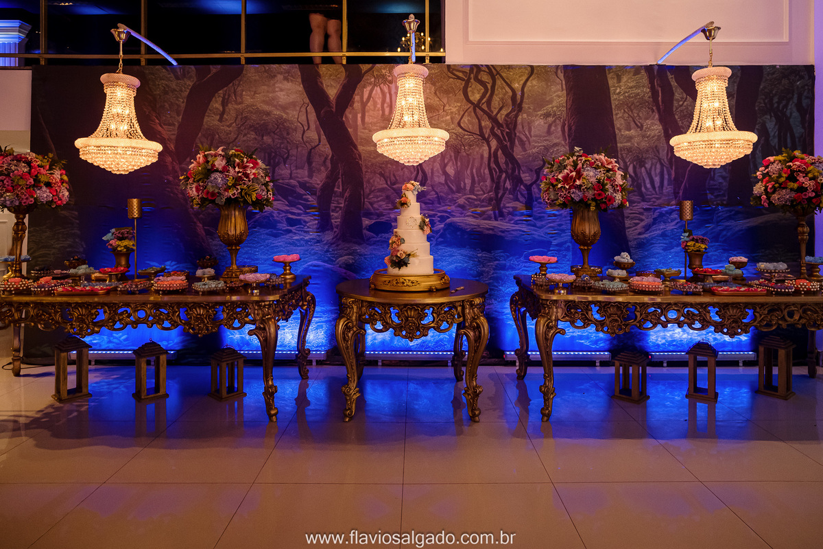 decoração salão de festas glass palace. bolo para debutante.