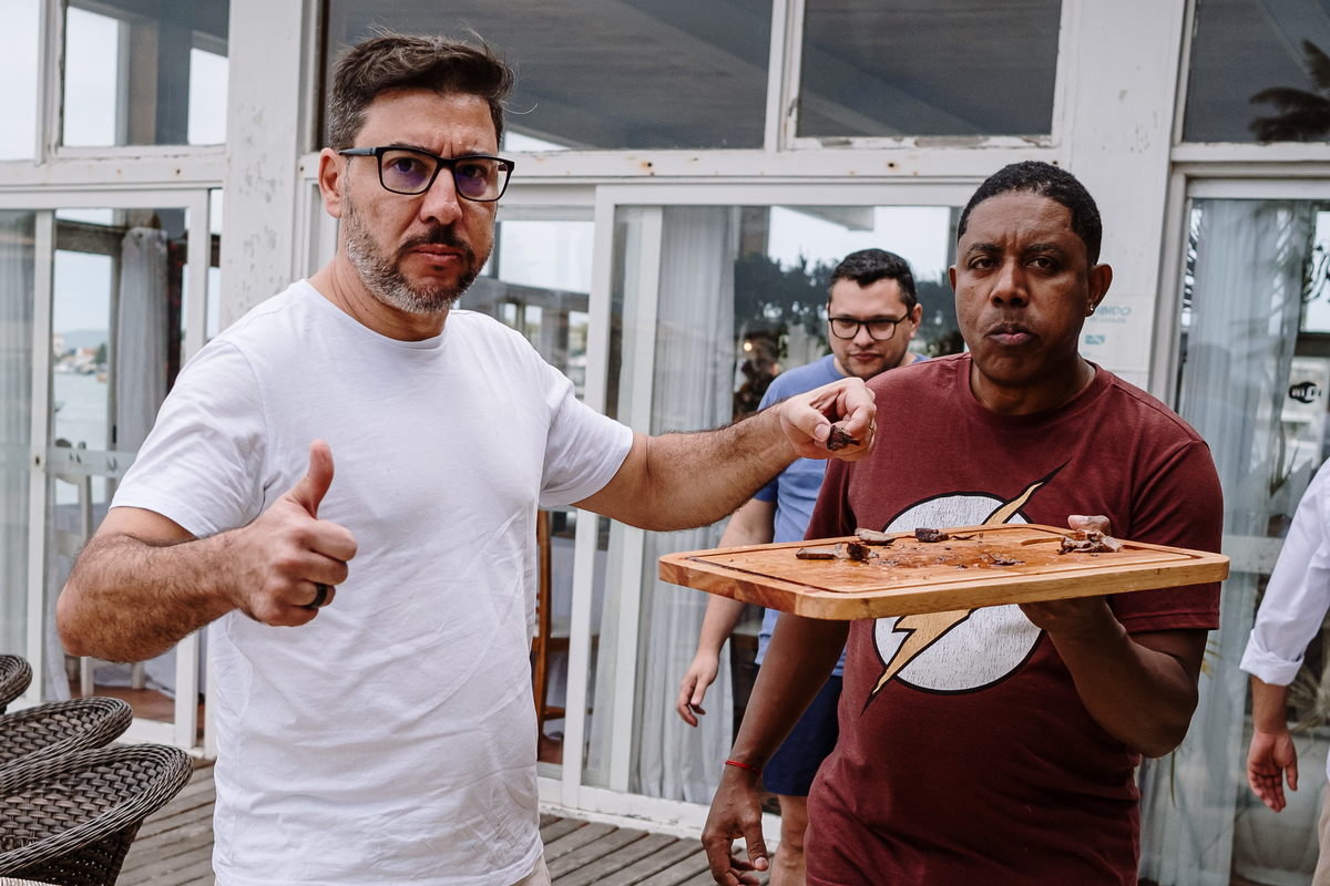 noivo comendo churrasco antes da cerimônia, pousada marília, cabo frio