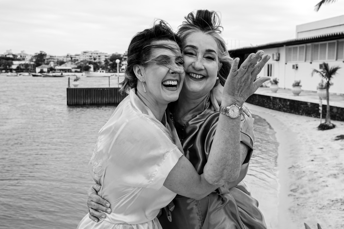 noiva se diverte com sua mãe no making of, pousada marília, cabo frio