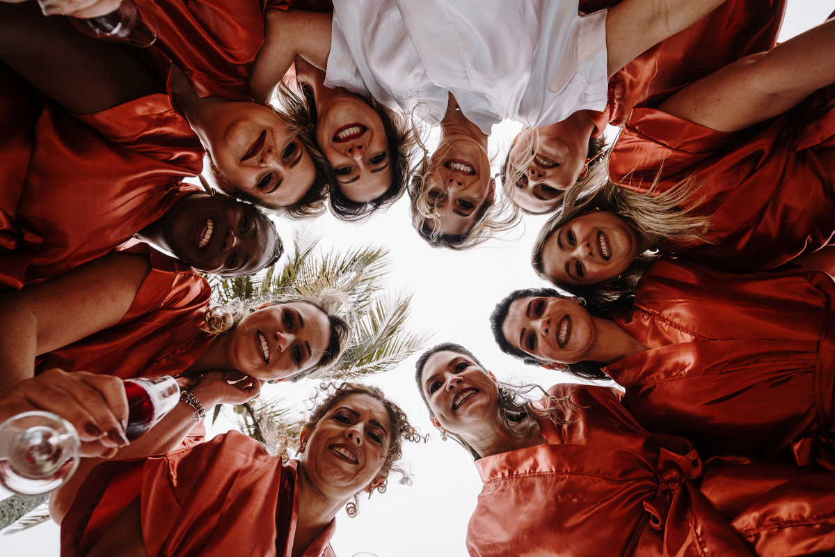 noiva com suas madrinhas em foto divertida, pousada marília, cabo frio