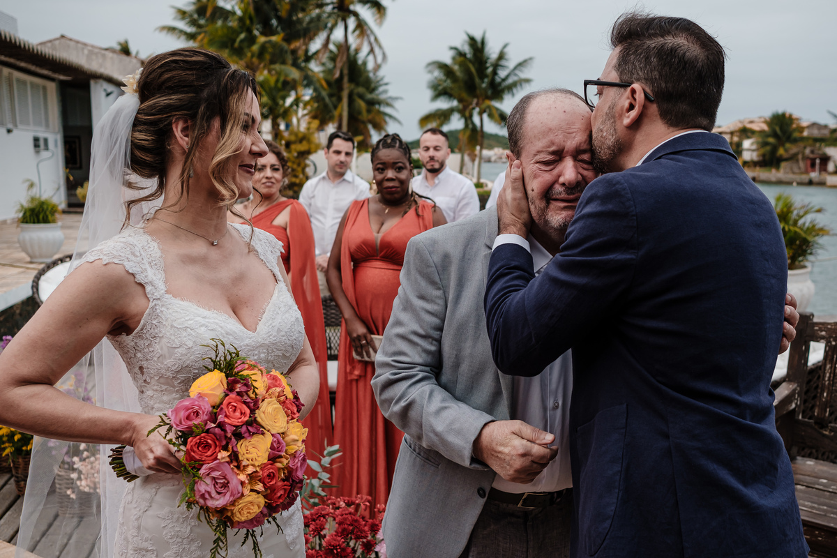 linda foto do noivo beijando o pai da noiva emocionado 