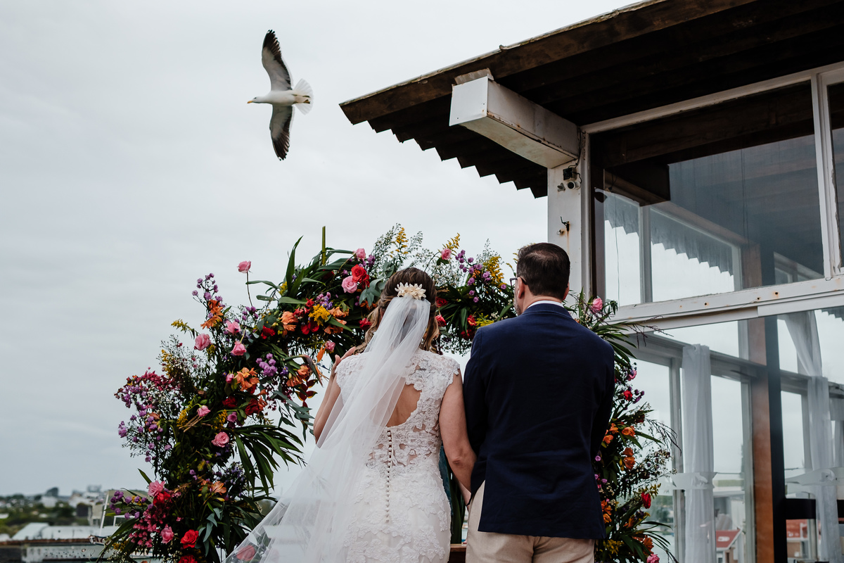 gaivota voa durante a cerimonia , pousada marília cabo frio 
