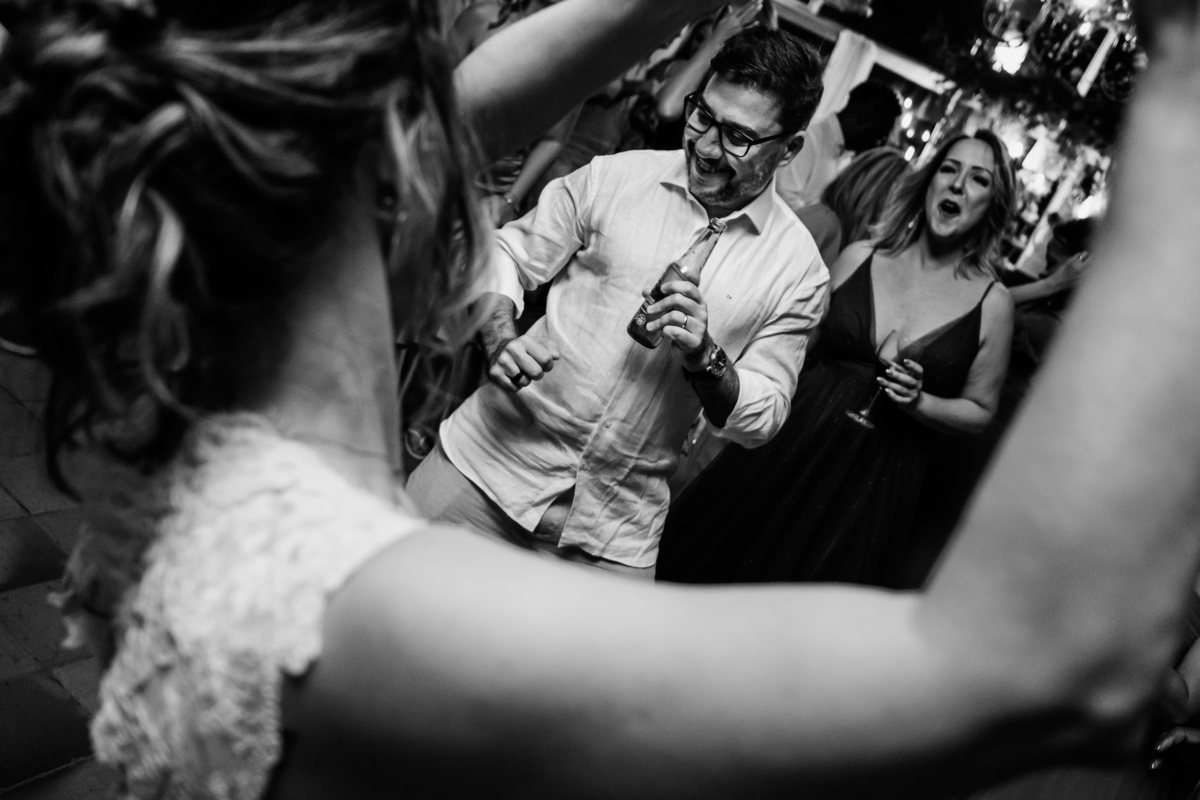 foto em preto e branco de casal dançando na pista de dança no casamento