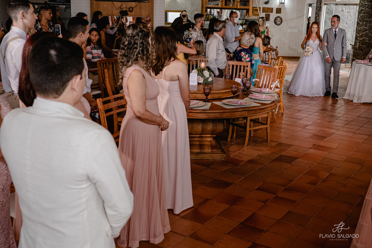 noiva entrando com seu pai, cerimônia pousada marília, cabo frio