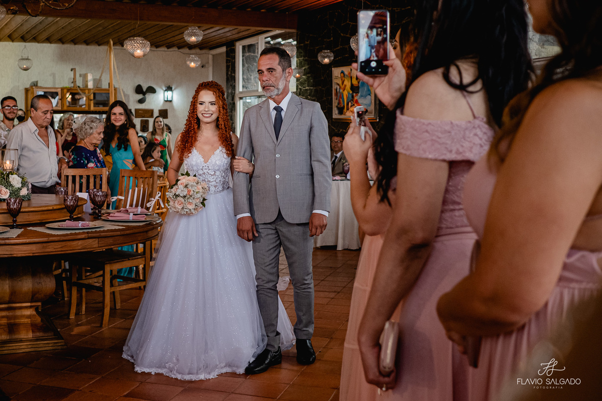 noiva entrando com seu pai, cerimônia pousada marília, cabo frio