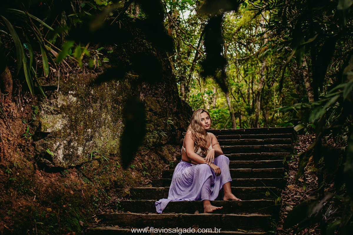 foto_debutante_sentada_na_escada_da_floresta_da_tijuca