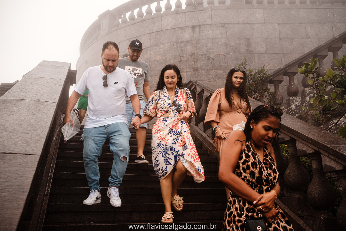 casal sobe ao cristo redentor para oficializar noivado