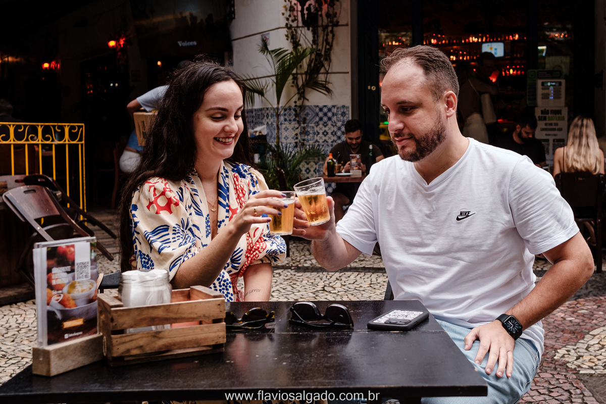 casal vai ao bar para finalizar pedido de noivado