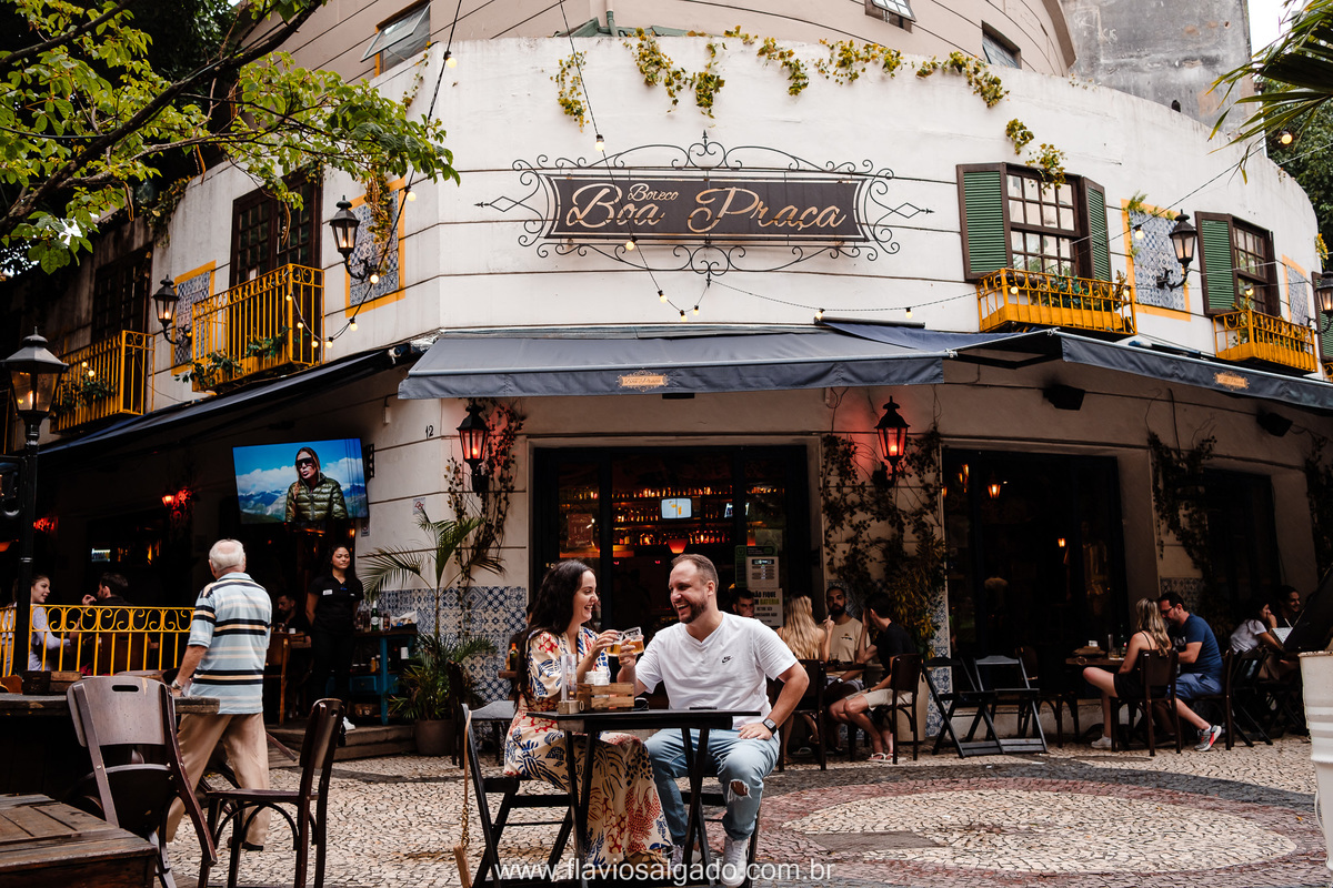 casal vai ao bar para finalizar pedido de noivado