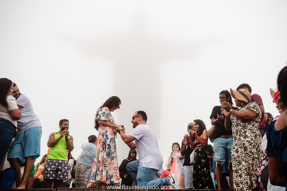noivo se ajoelha pede em noivado sua namorada no cristo redentor rj