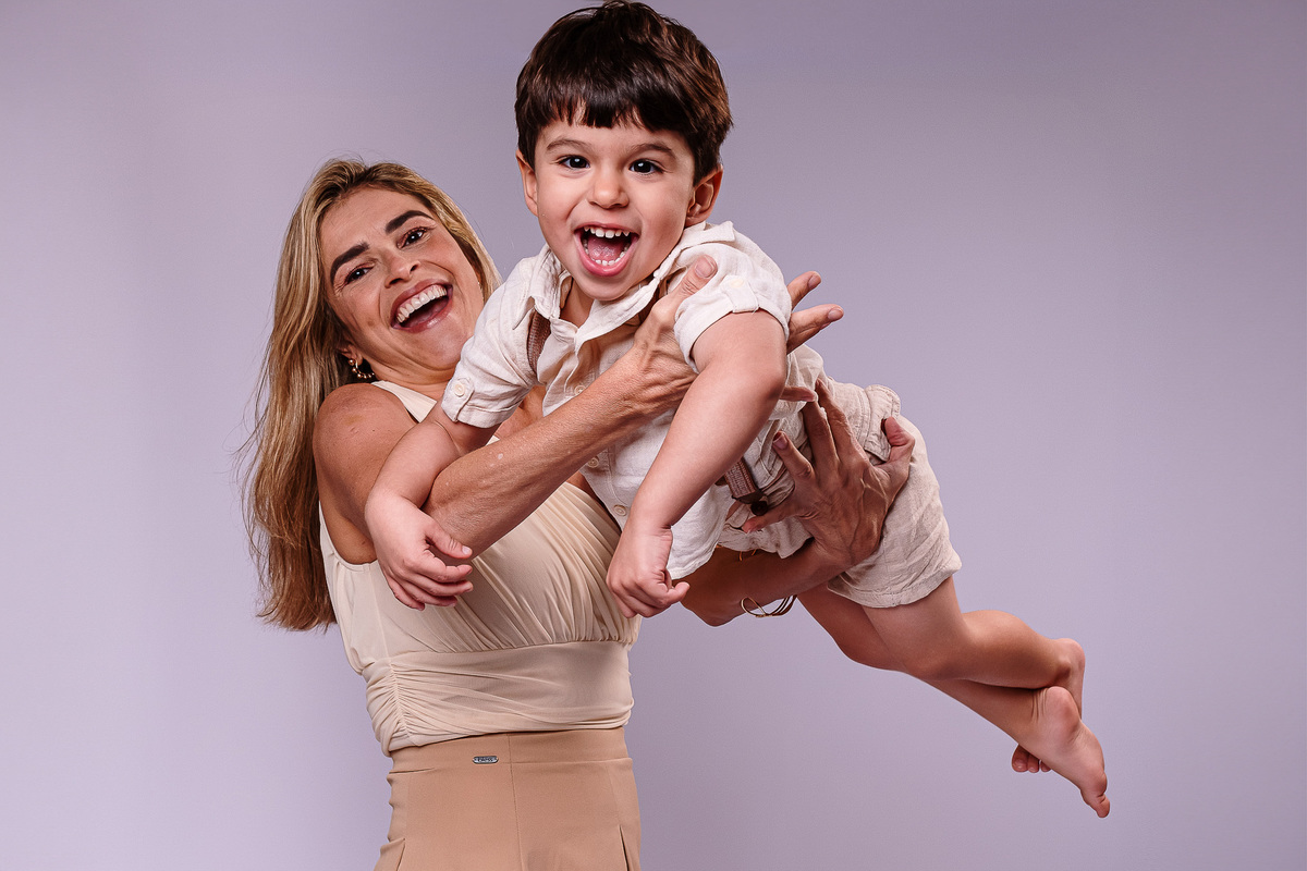 ensaio fotográfico com criança brincando de voar
