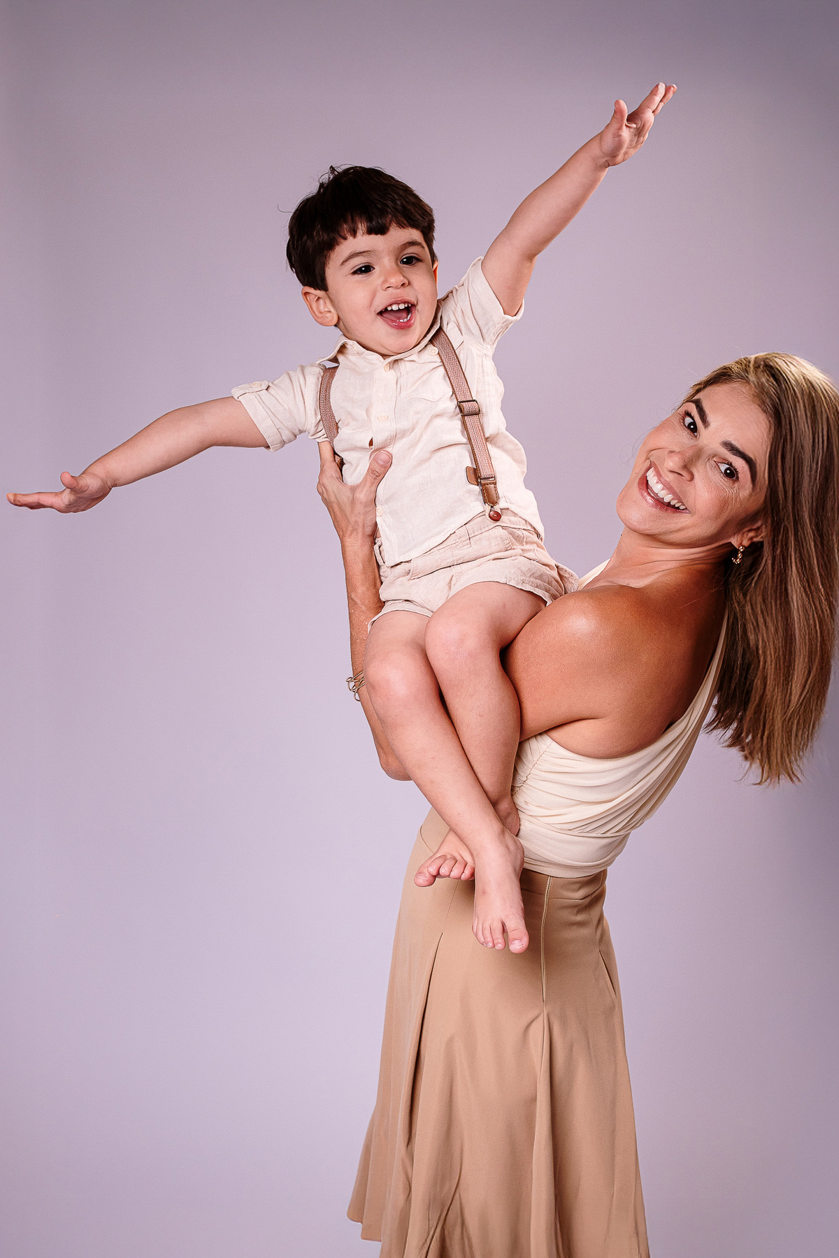 ensaio fotográfico com criança brincando de voar