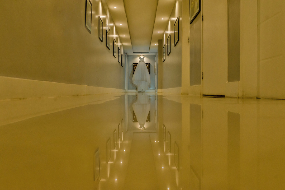 vestido-noiva-em-corredor-iluminado