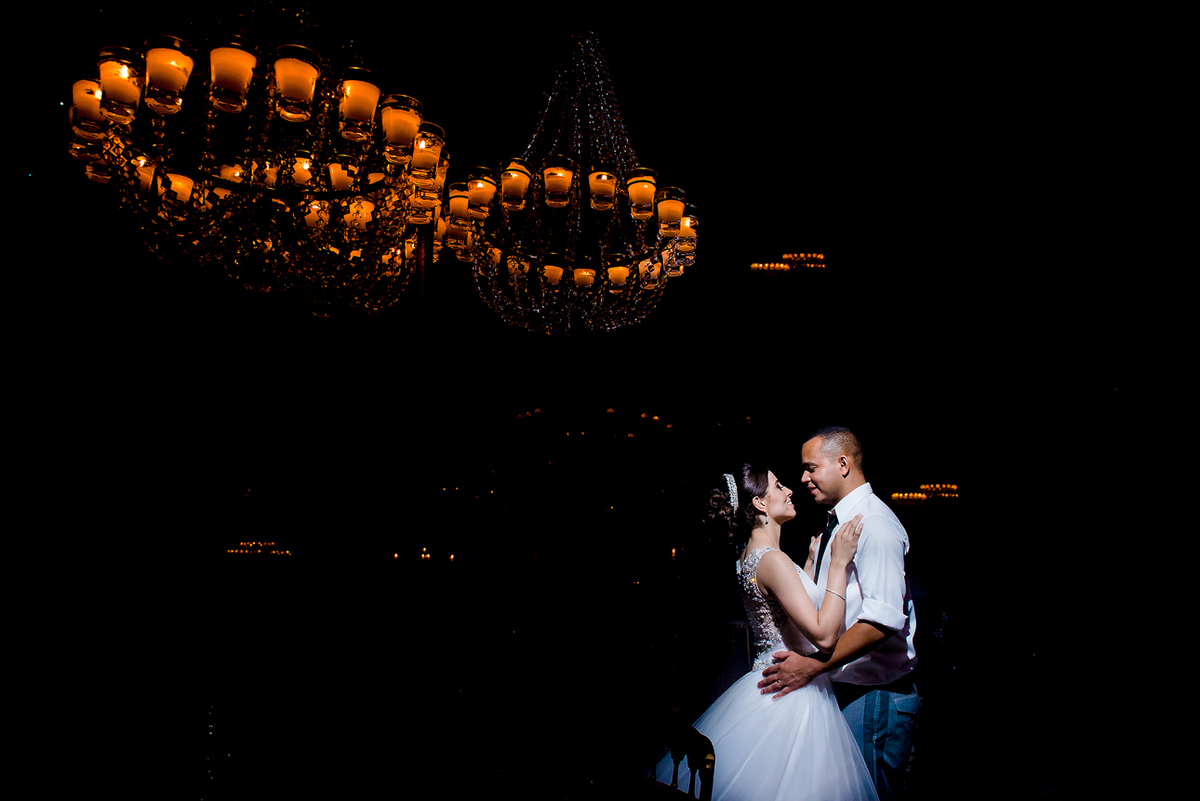 foto-casal-com-lustres-na-casa-de-festas