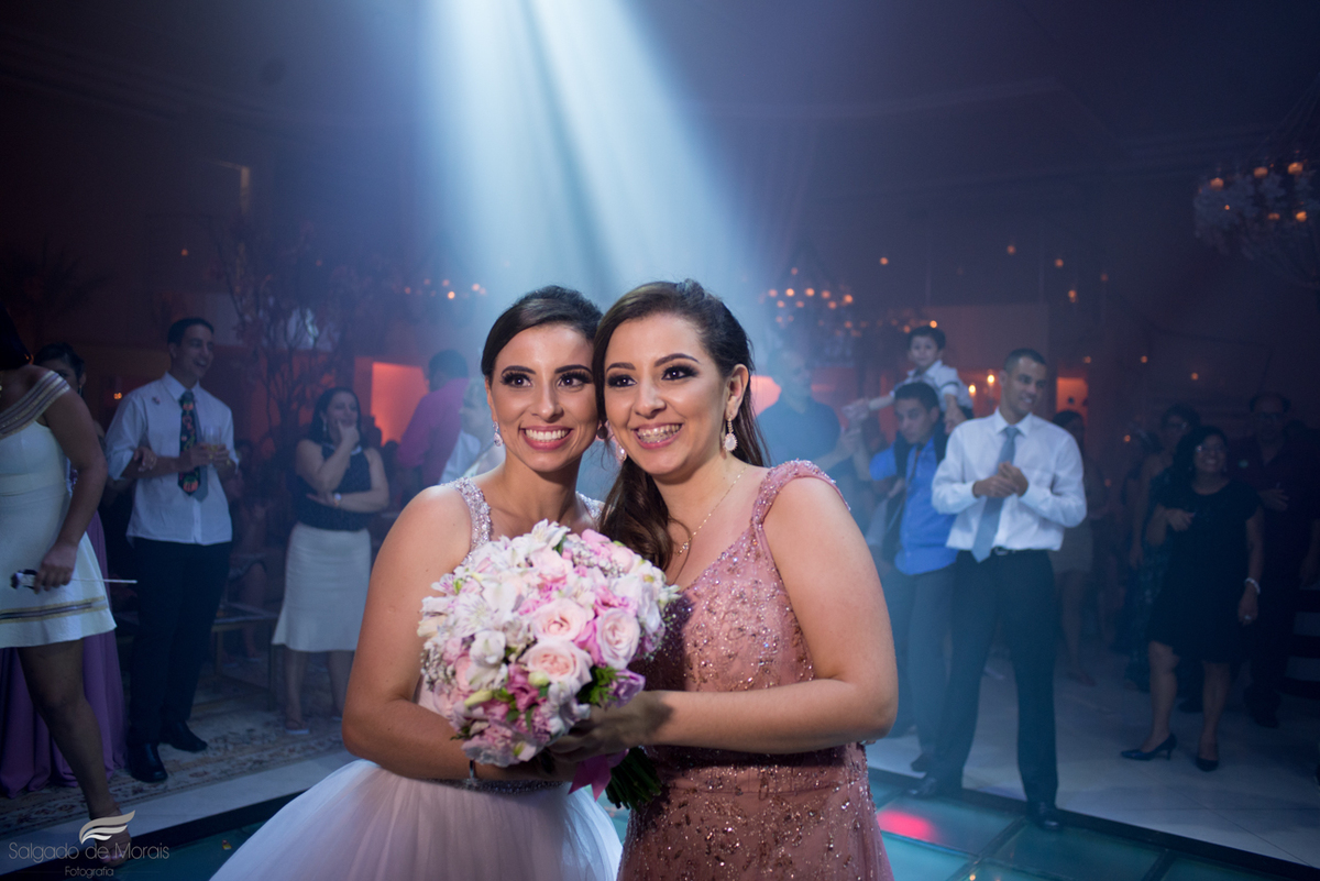 irmã-da-noiva-com-buquê