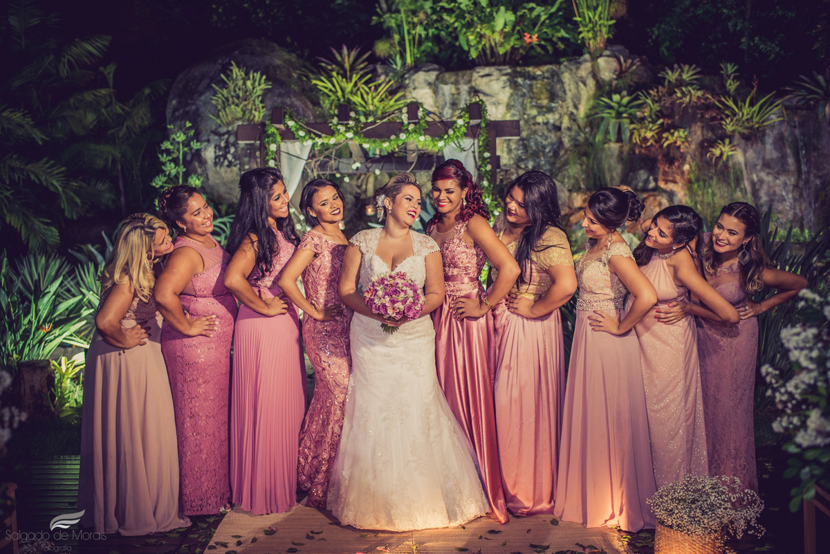 foto divertida da noiva com os padrinhos