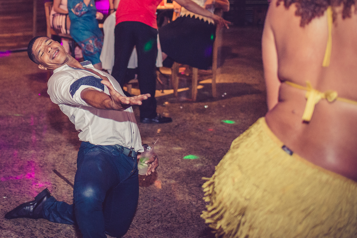 foto divertida de convidado em casamento com mulata