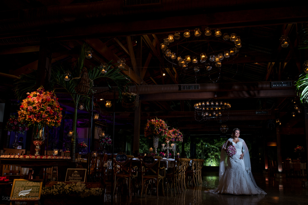 noiva sobre as luzes do salão vale dos sonhos