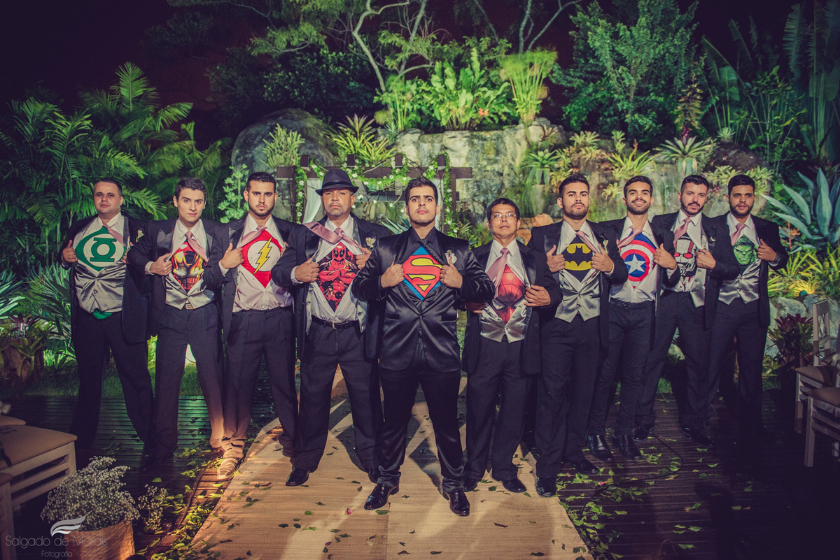 foto divertida do noivo com os padrinhos