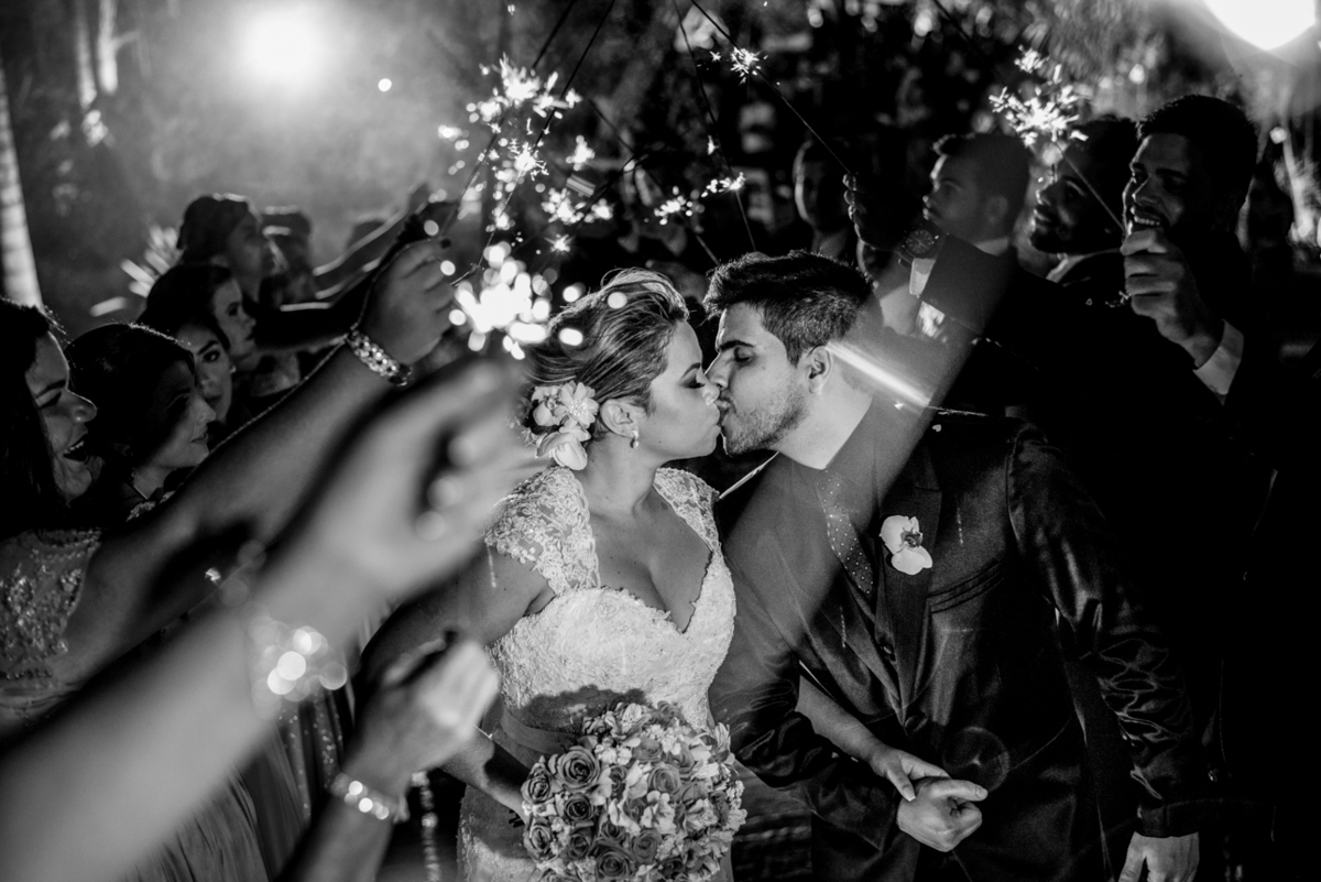 saída do casal com luzes de espartagos casal se beijando