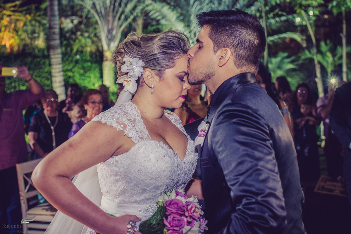 noivo beijando a noiva na testa