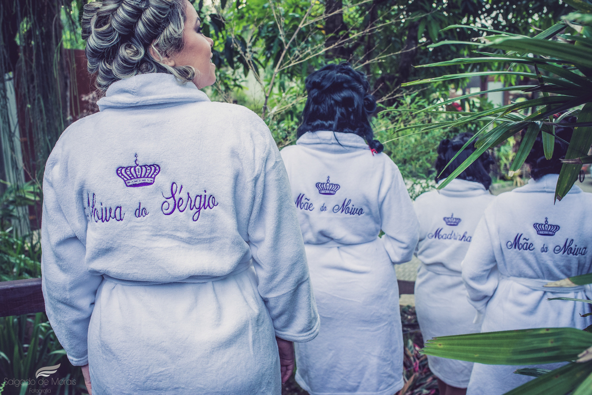 foto da noiva com as madrinhas no making off