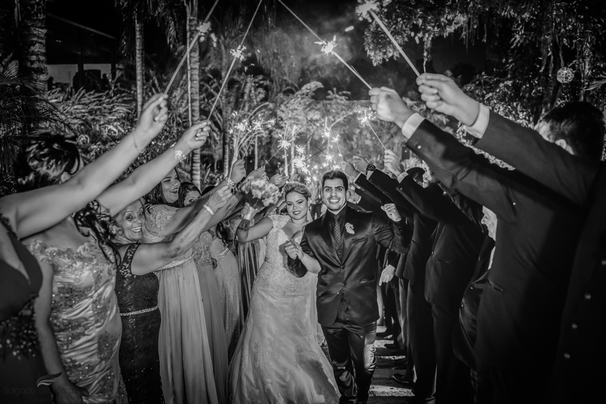 saída do casal com luzes de espartagos