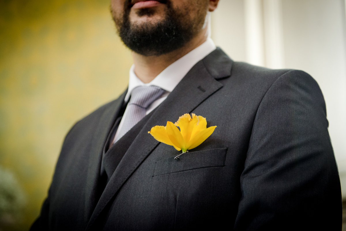 detalhe no terno do noivo lapela do noivo