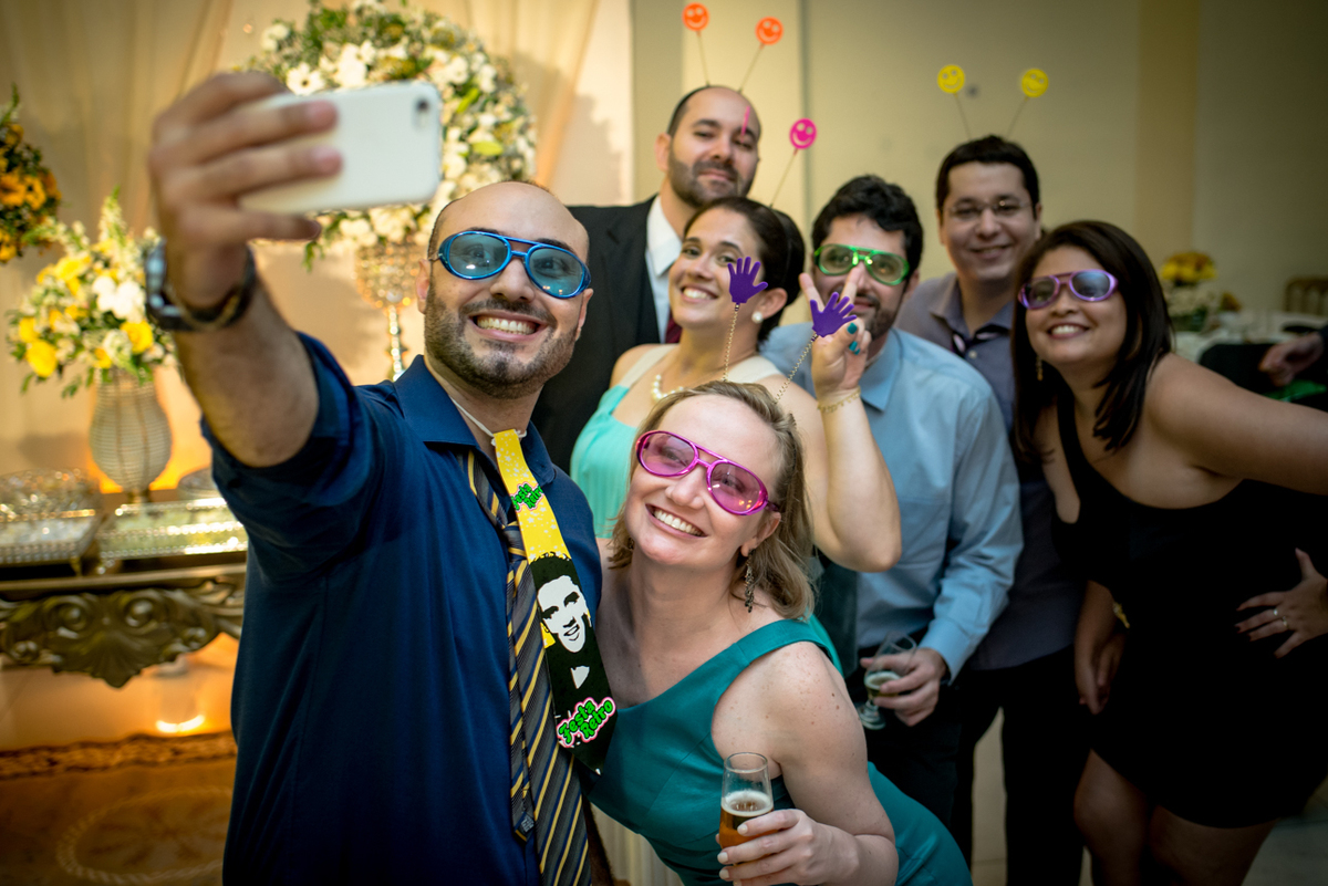 amigos na pista de dança se divertindo