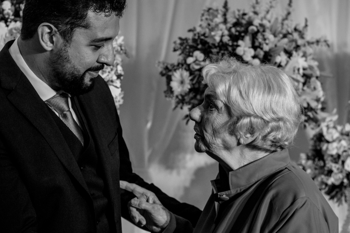 noivo ouvindo conselhos da avó