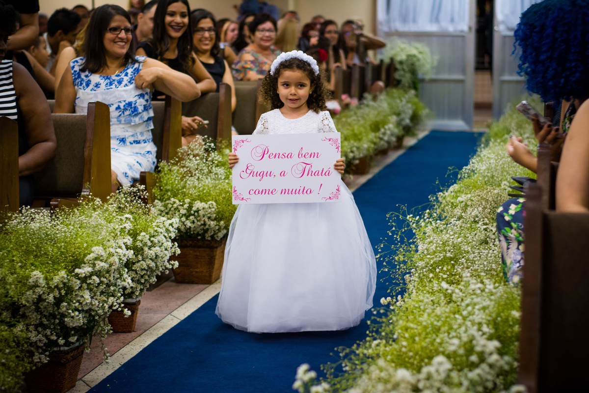 daminha entrando com placa na igeja