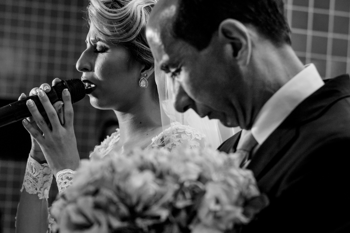 noiva cantando para o noivo na entrada da igreja