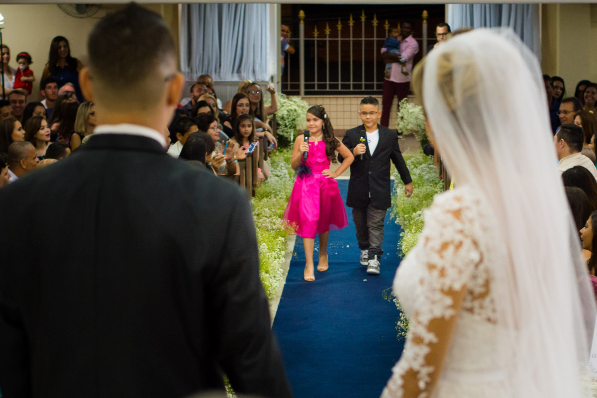 crianças entrando na igreja