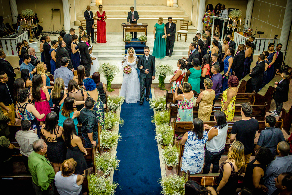 noivos saindo da igreja