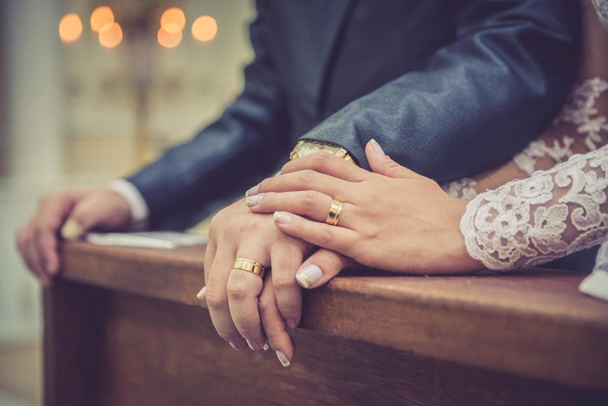 detalhe das mãos dos noivos