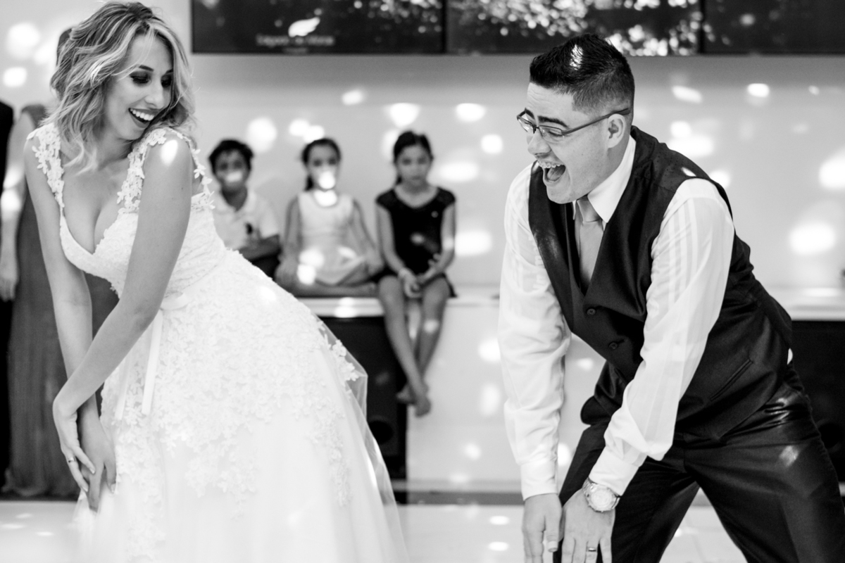 noivos dançando na abertura de pista de dança