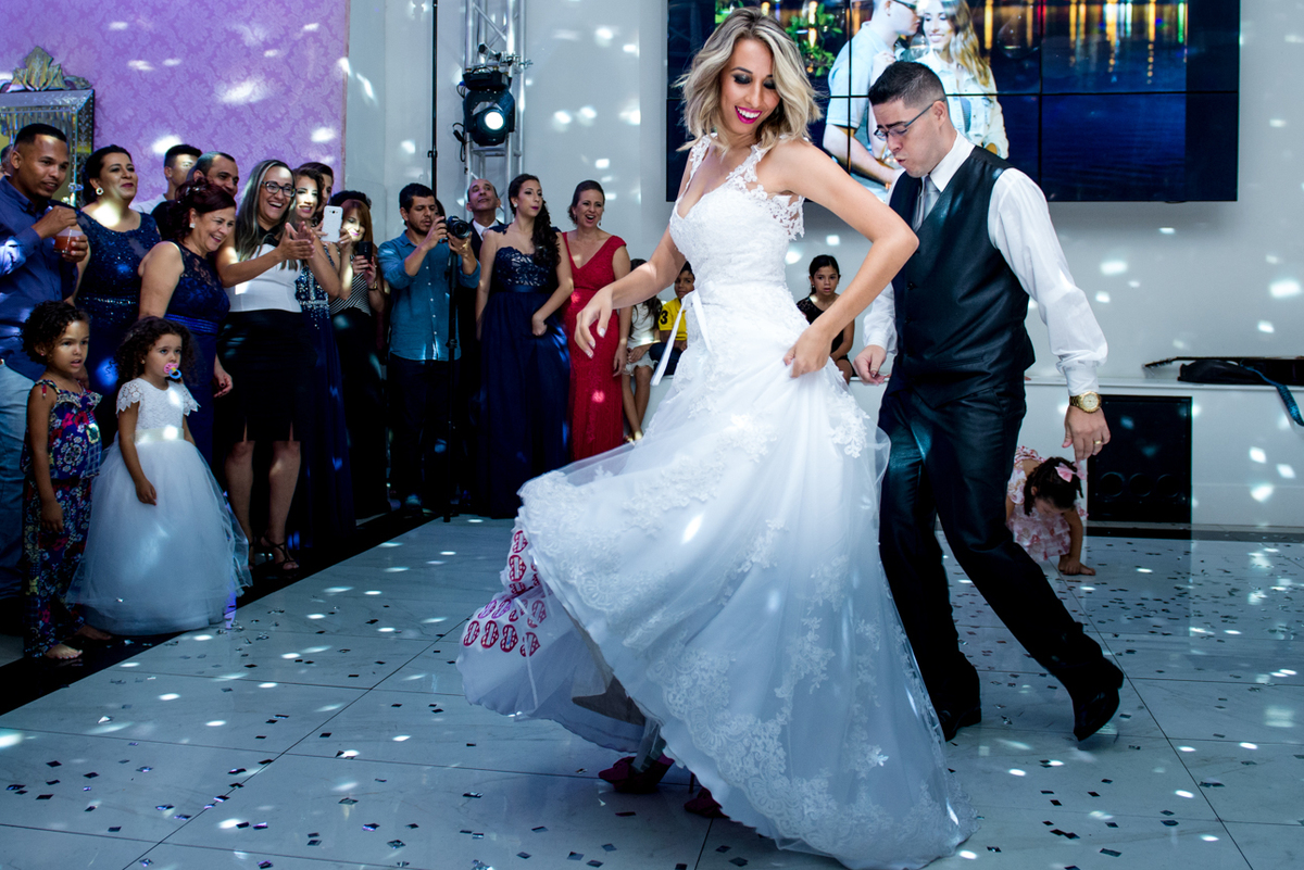 noivos dançando na abertura de pista de dança