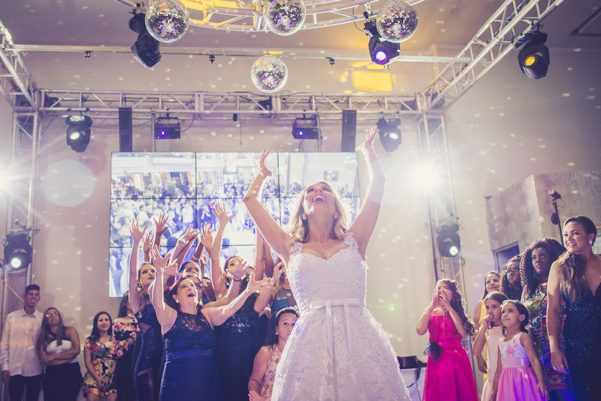 noiva jogando o buque