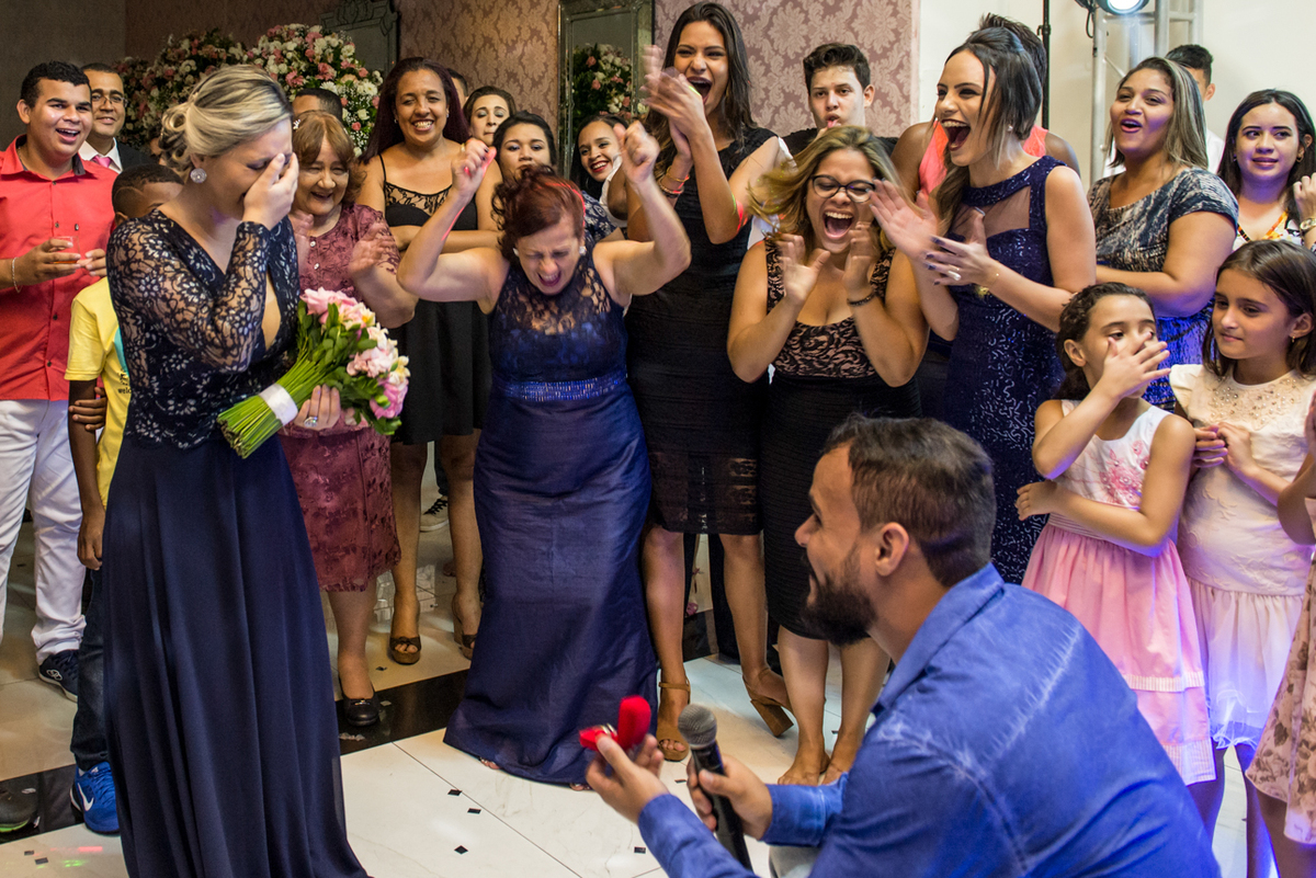 pedindo a mão em noivado da namorada em festa de casamento