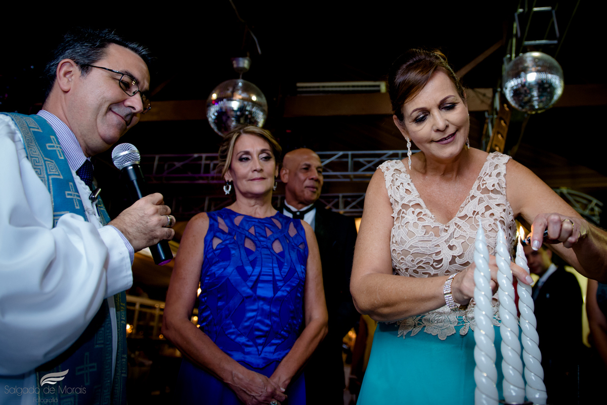 mãe acende as velas em cerimônia de casamento