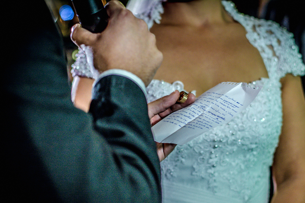 noivo lê carta para noiva em troca de alianças em cerimônia Helena Moraes Festas