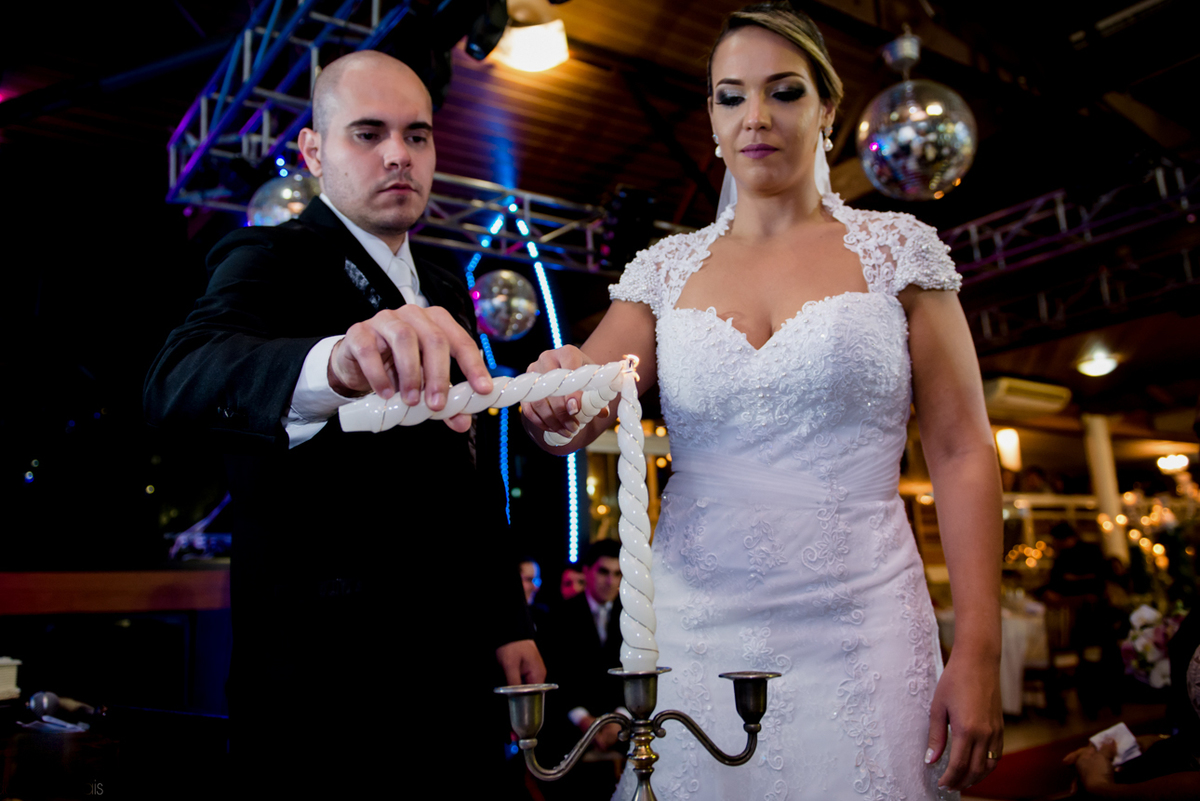 noivos acendem velas em cerimônia Helena Moraes Festas