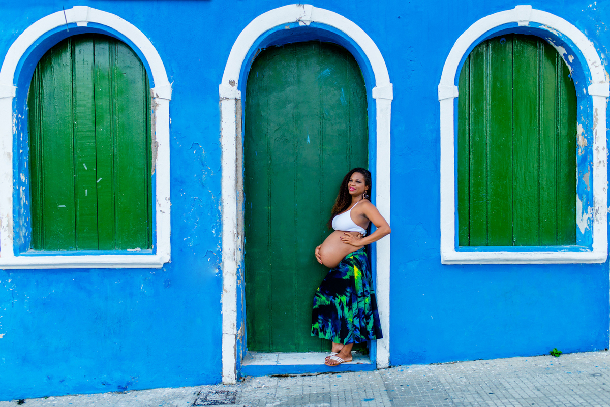 foto gestante com parede colorida