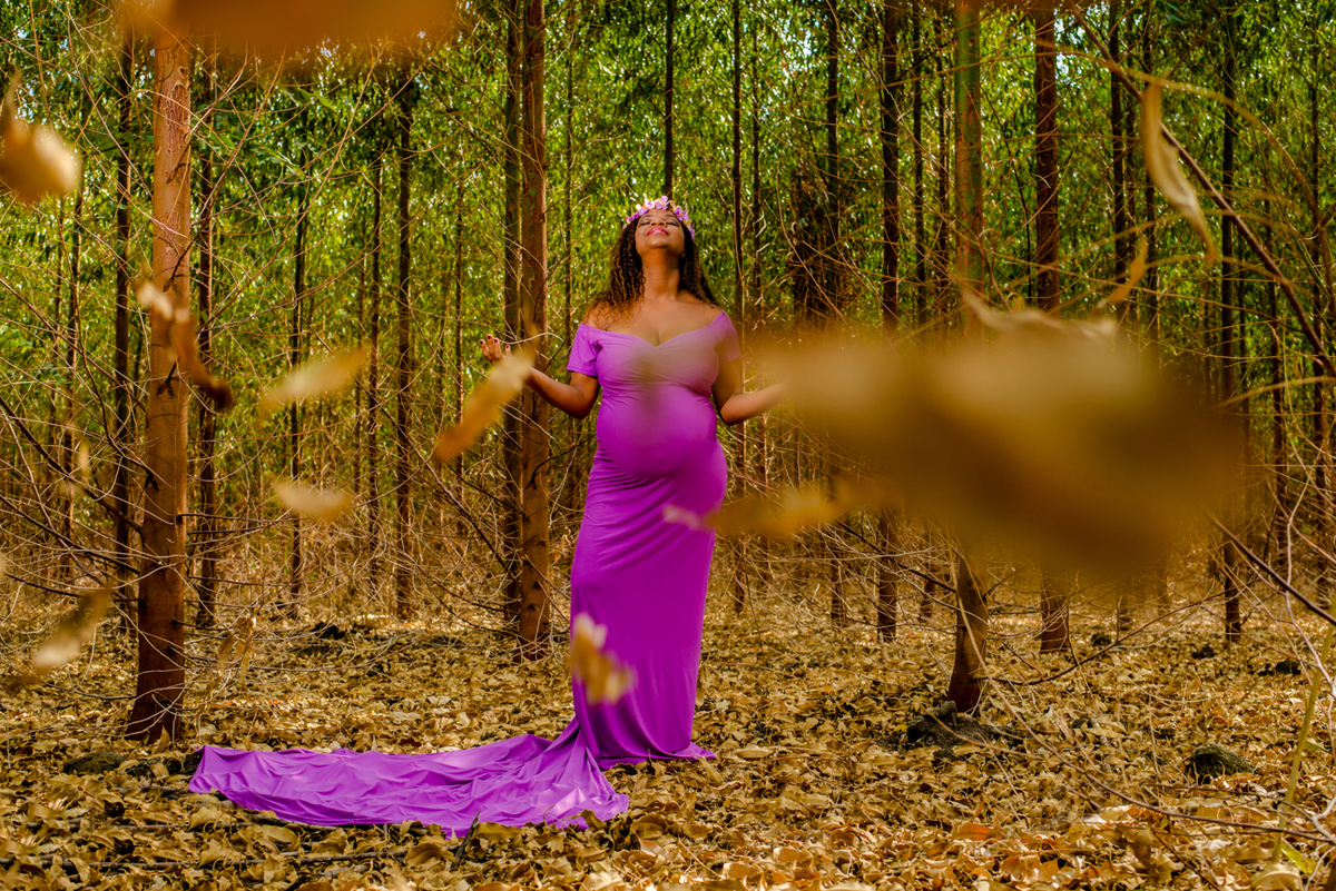 foto gestante em floresta  com folhas caindo