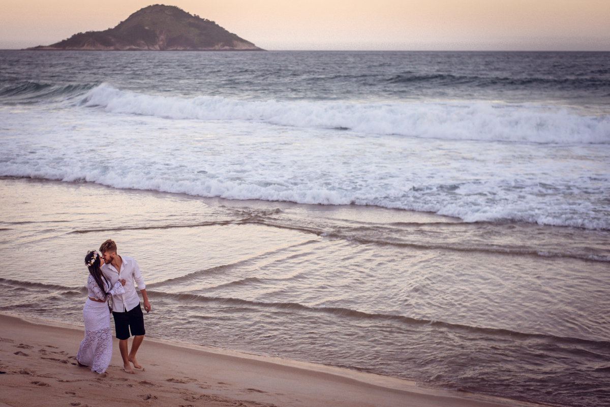 casal andando na beira da praia 