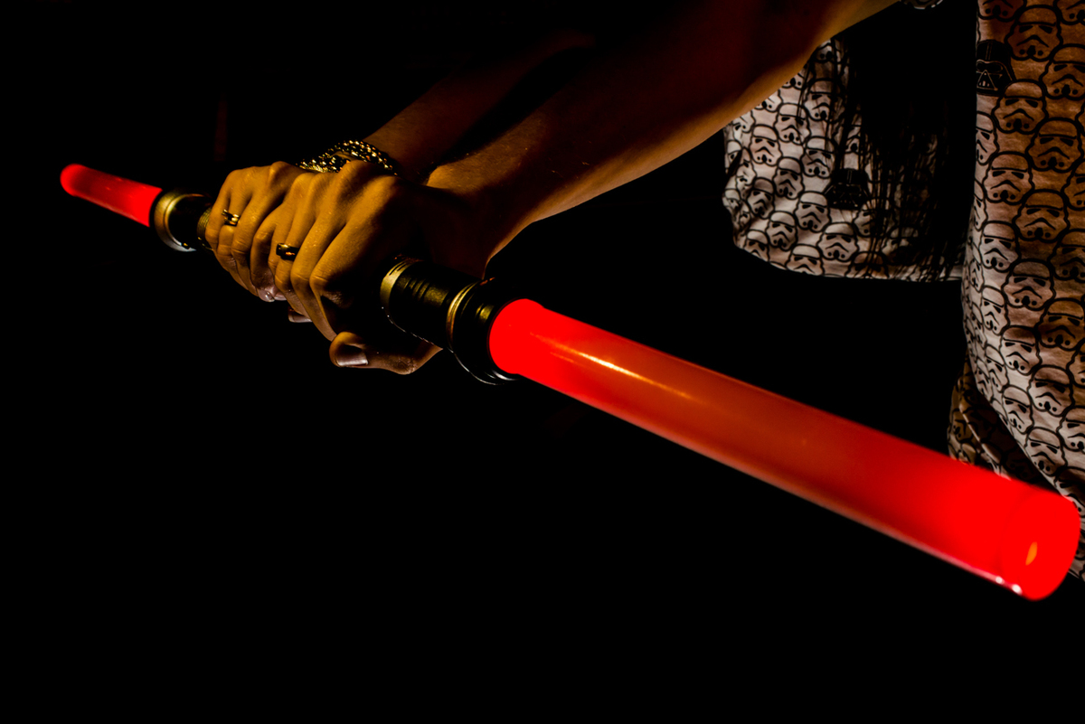 foto do casal com as espada do star wars sabre de luz e alianças