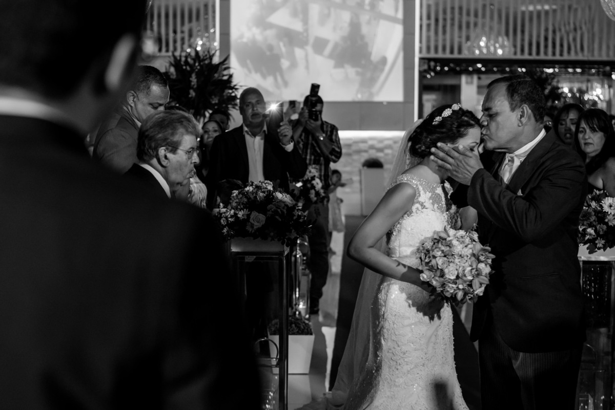 pai beijando a testa da filha casa de festas elite