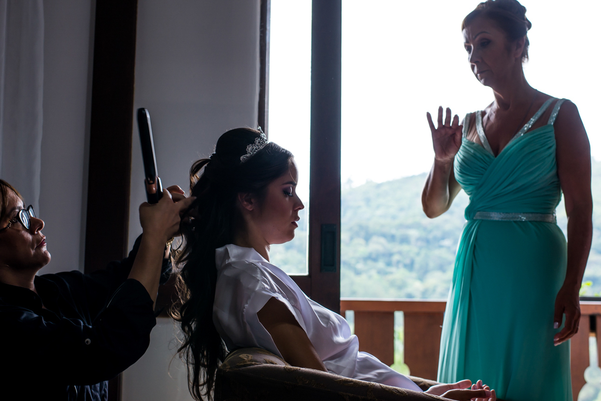 mãe abençoando a noiva