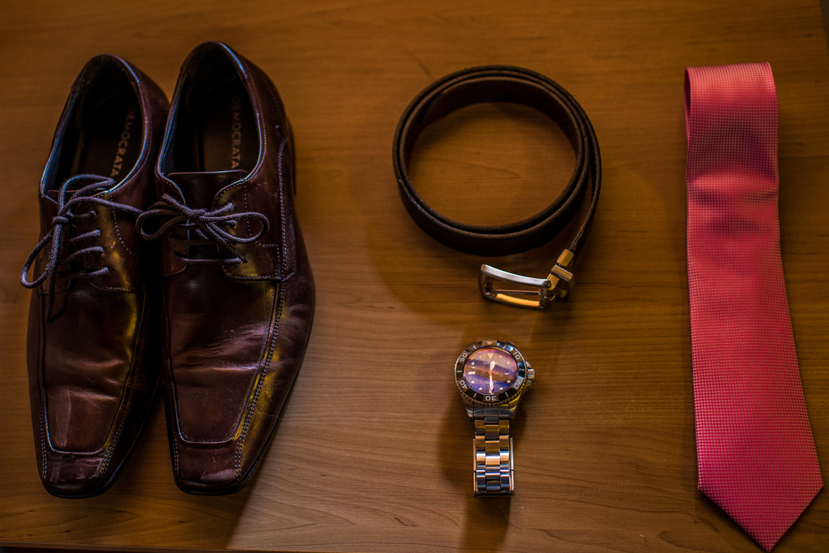 sapato, cinto, gravata e relógio do noivo